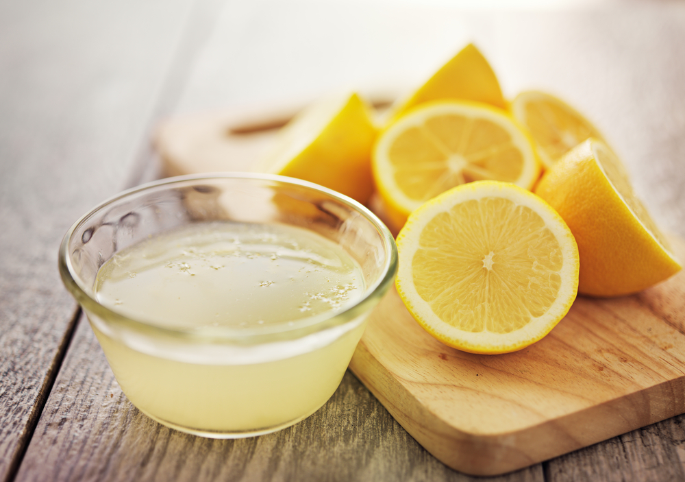 Succo di limone per le macchie della pelle
